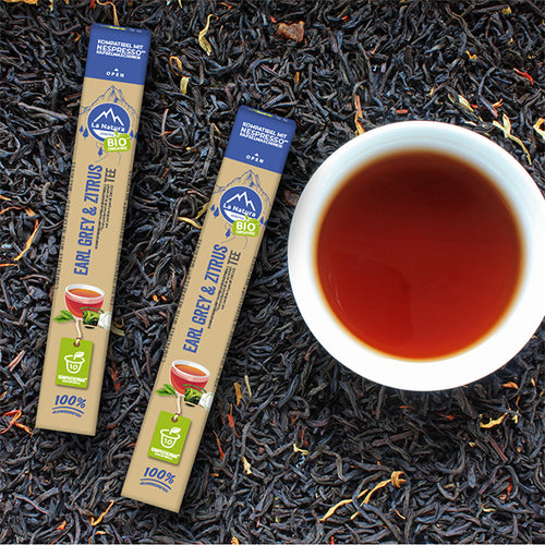 Earl Grey Tee mit getrockneten Teeblättern