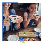 Eine Frau und ein Kind trinken Earl Grey Tee