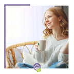 Frau trinkt Pflaume Zimt Tee