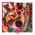 Tee Pause mit Waldbeeren Tee, Kuchen und Waldbeeren